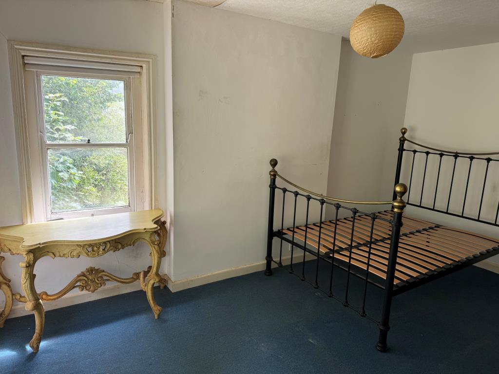 Lot: 118 - TOWN CENTRE FLAT FOR IMPROVEMENT WITH PARKING - Bedroom with side view